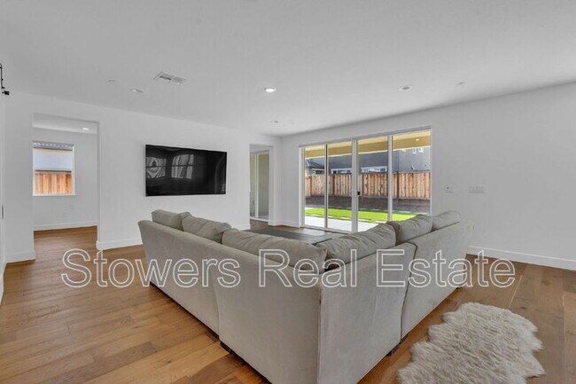 Building Photo - 176 Raven Cir