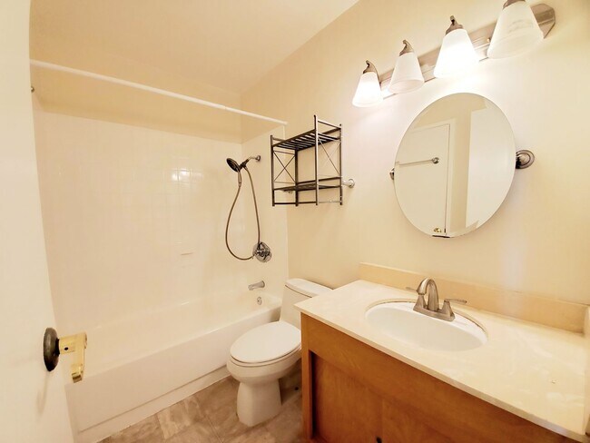 Building Photo - Spacious, sunny Woodlake Condo