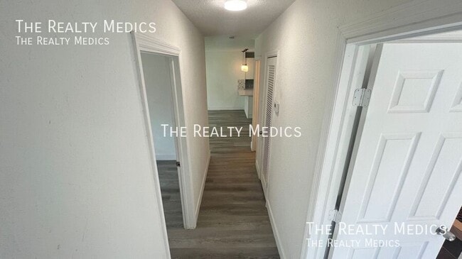 Building Photo - 2530 N Palm Dr