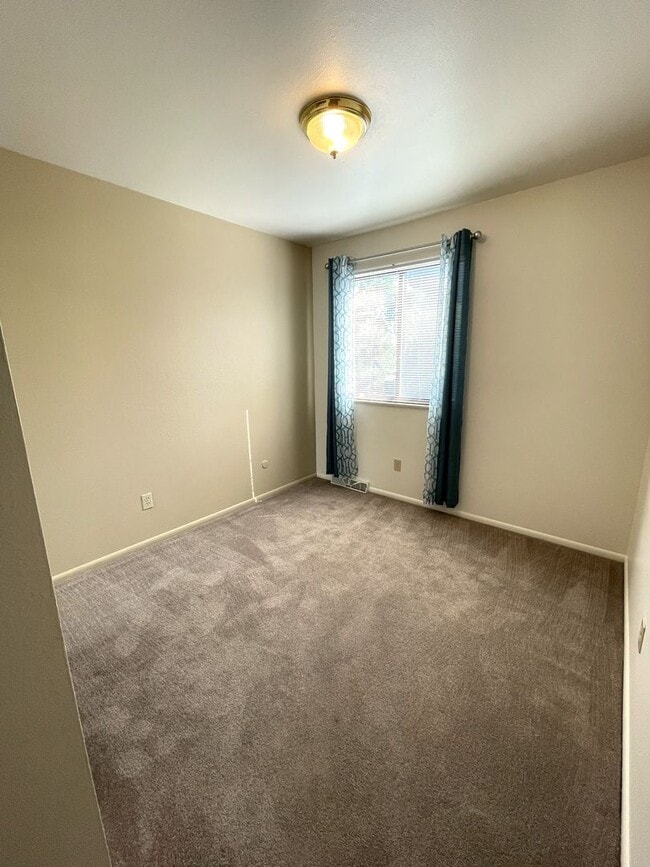 Building Photo - Beautiful 3-Bedroom, 3-Bath Home With Grea...