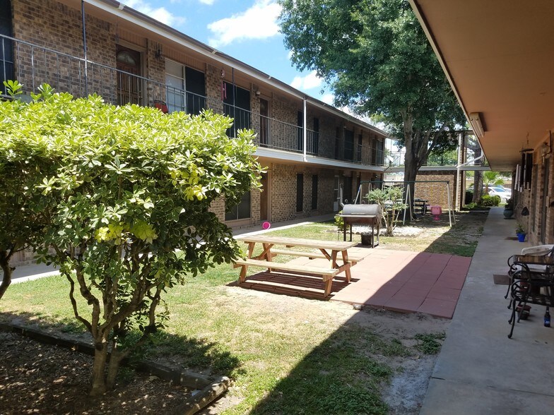 Building Photo - Greenbriar Apartments
