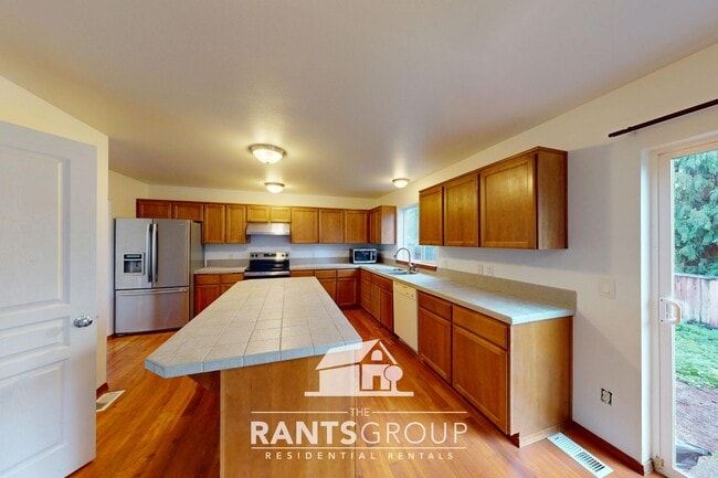 Building Photo - Spacious Pet-Free 4+ Bedroom Home in Lacey!