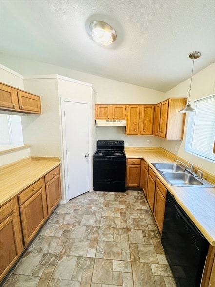 Building Photo - 825 Denmark Dr