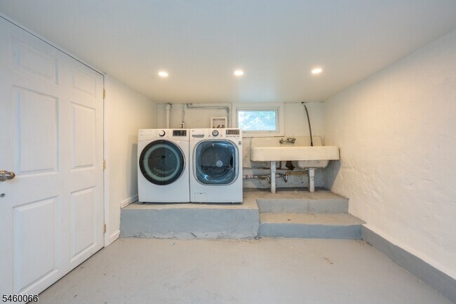 Building Photo - 58 Zeliff Ave