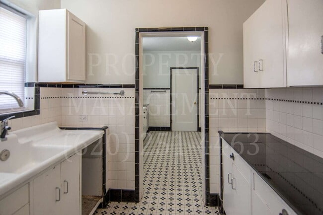 Building Photo - Spacious 4-Bedroom 2-Bathroom Home