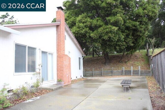 Building Photo - 2152 Blue Jay Cir