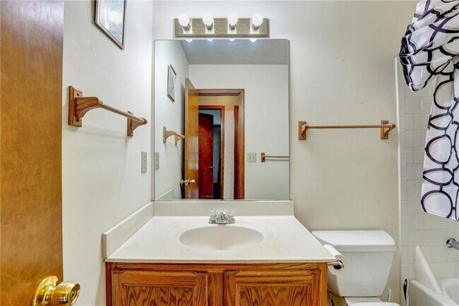 Building Photo - 1262 Bailing Dr