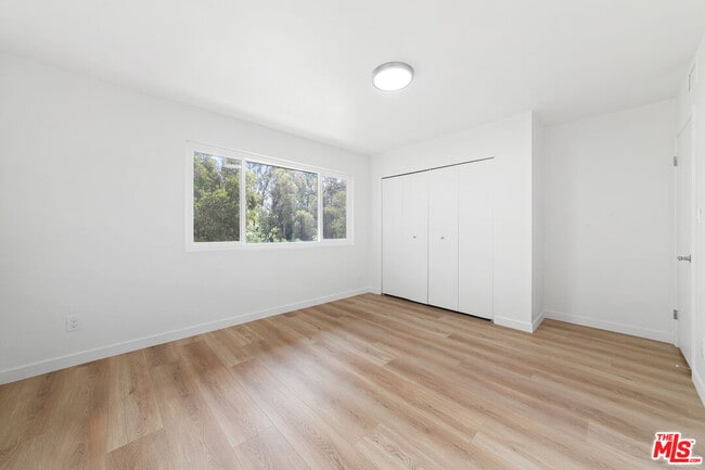 Building Photo - 656 N Bonhill Rd