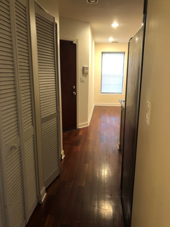 Building Photo - 3553 W Ainslie St