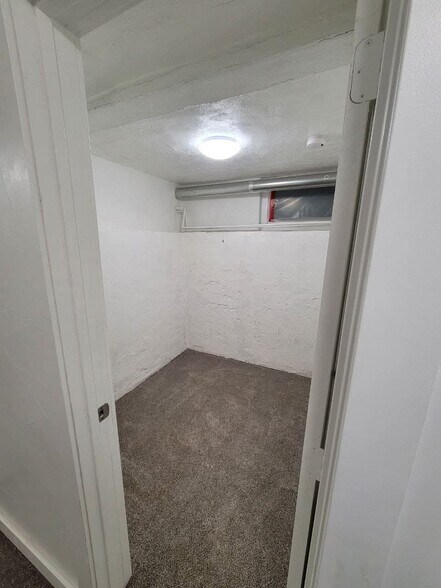 Building Photo - 1528 E Orman Ave