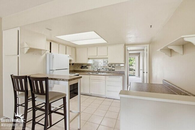 Building Photo - Charming 1Bdm 1Ba Condo with Scenic Golf Course Views at Mountain Meadow!