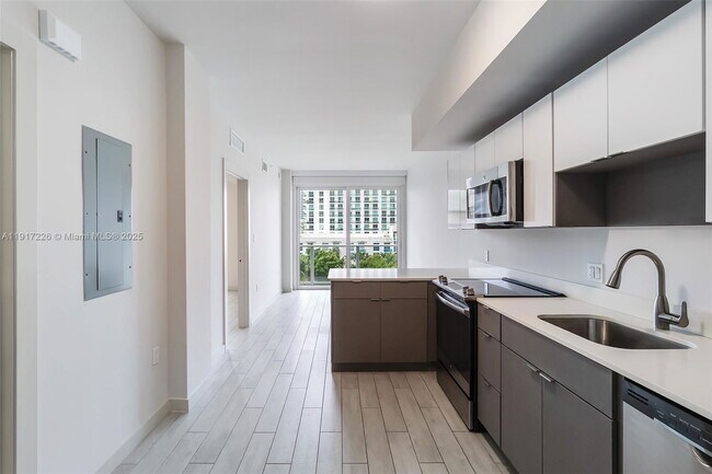 Building Photo - 321 NE 26th St