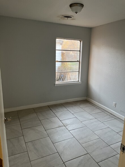 Building Photo - 915 S 8th St