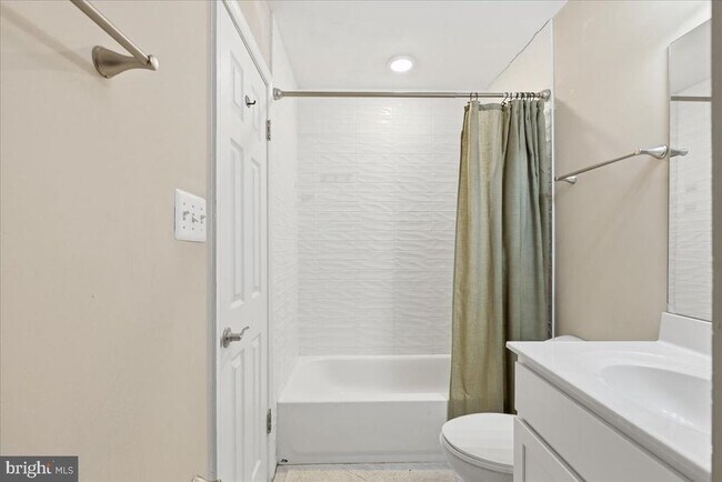 Building Photo - 3053 Heathcote Rd