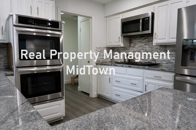 Building Photo - Charming Home Centrally Located in the DFW