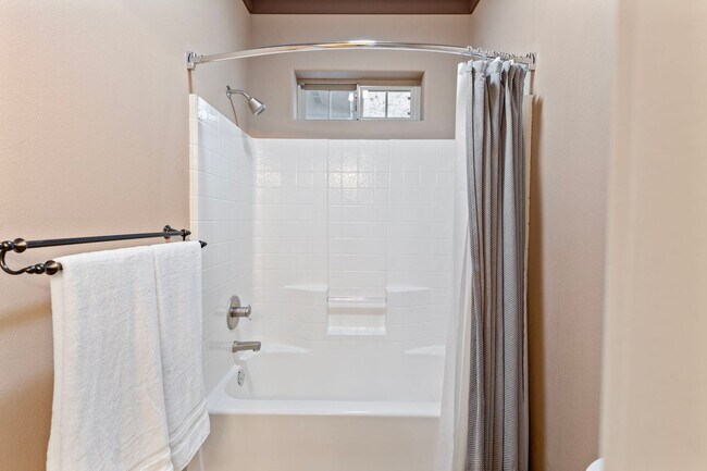 Building Photo - NW Grants Pass, Class, Style and Views!!!