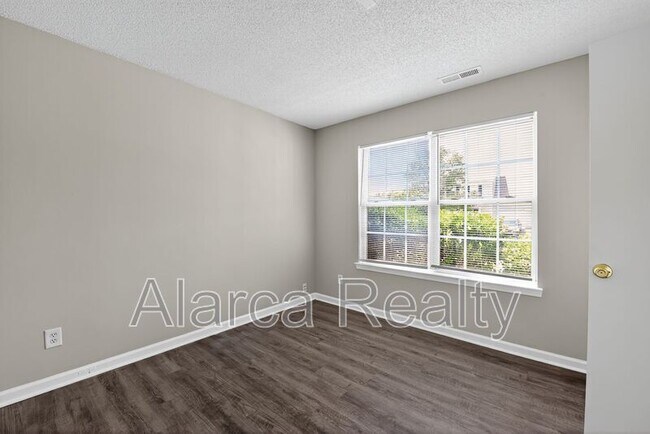 Building Photo - 105 Daventry Pl