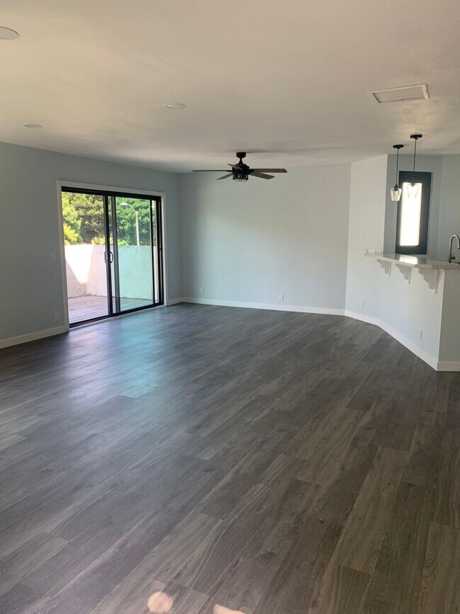 Building Photo - Beautiful 2 Bed 2.5 Bath Condo Home in Poi...