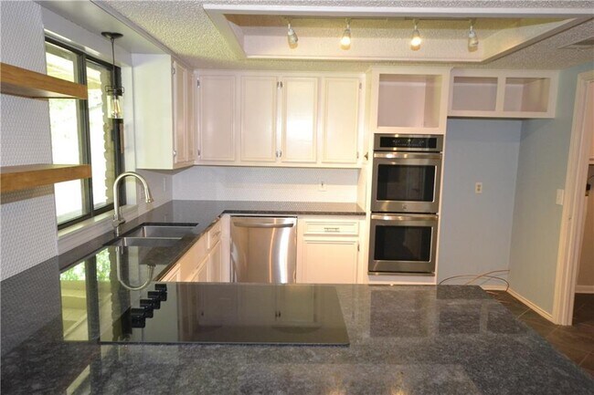 Building Photo - 402 Greenwood Dr