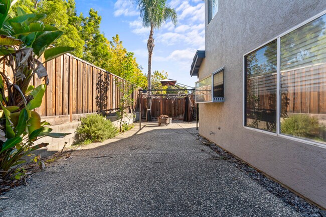 Building Photo - 2126 Sunhaven Ct