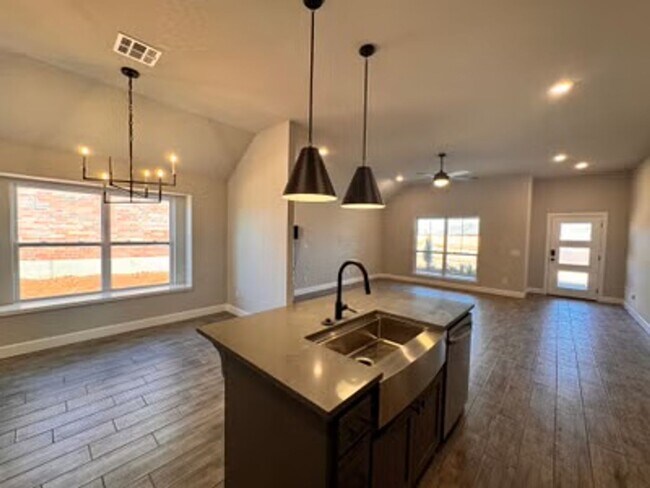 Building Photo - Stylish New Home!