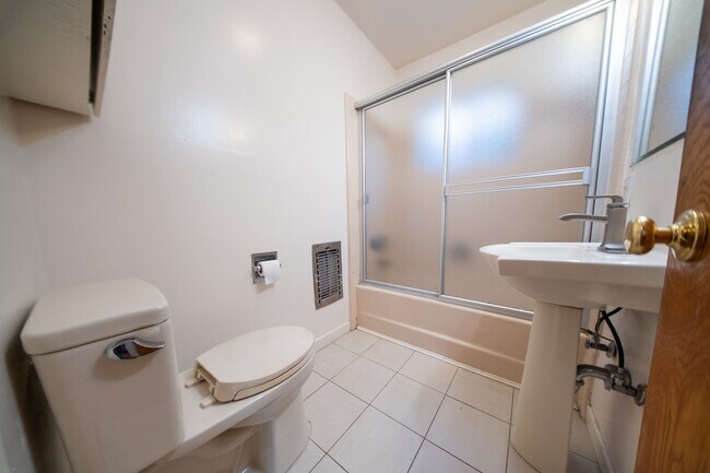 Building Photo - 8639 Crescent Dr