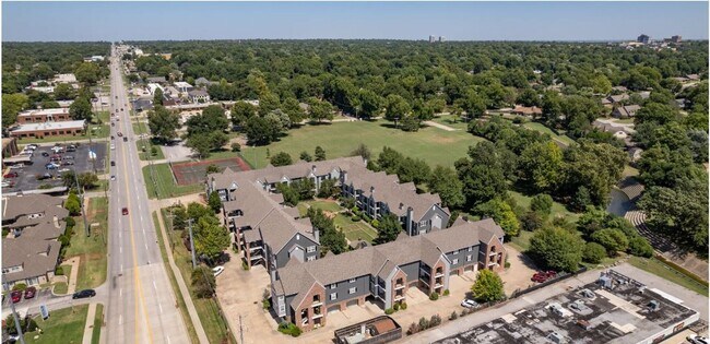 Building Photo - Beautiful large 2-bedroom 2 baths with 1 car garage in Mid Town Tulsa!!