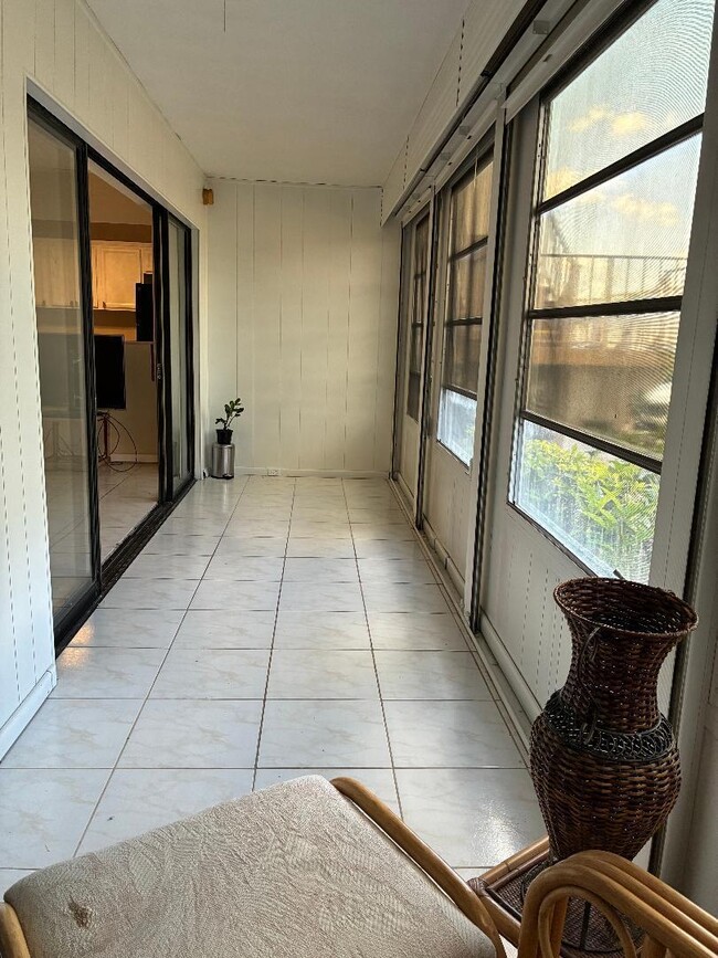 Building Photo - 98 Capri B