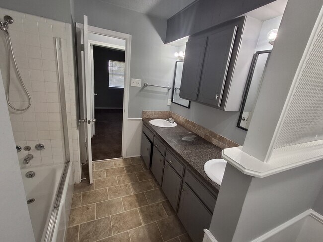 Building Photo - 111 SE Coachman Dr