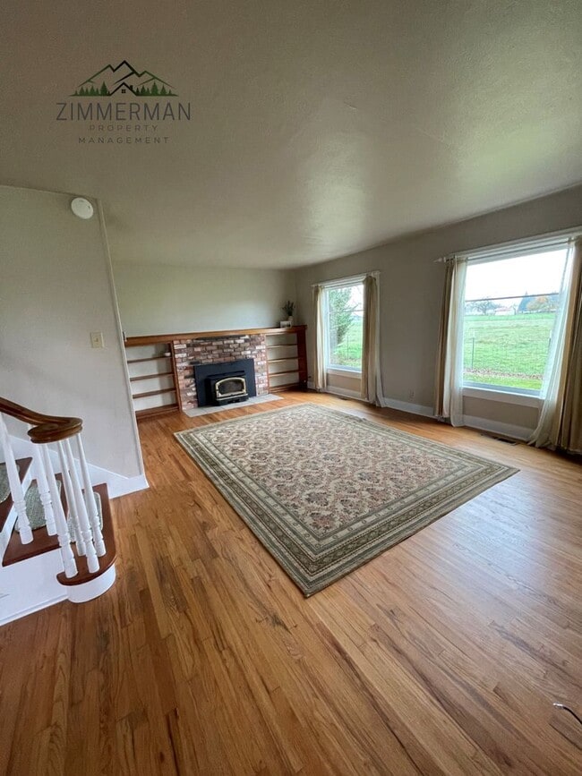Building Photo - Adorable Updated Farmhouse in Creswell, OR