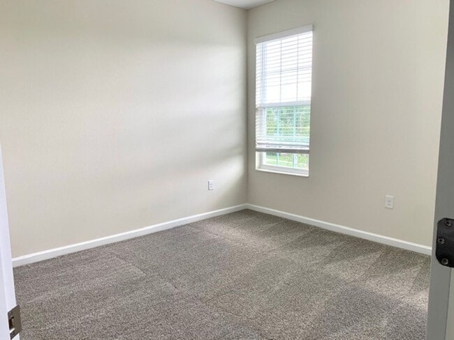 Building Photo - 5 Bedroom / 3 Bath Town home with 2 car garage