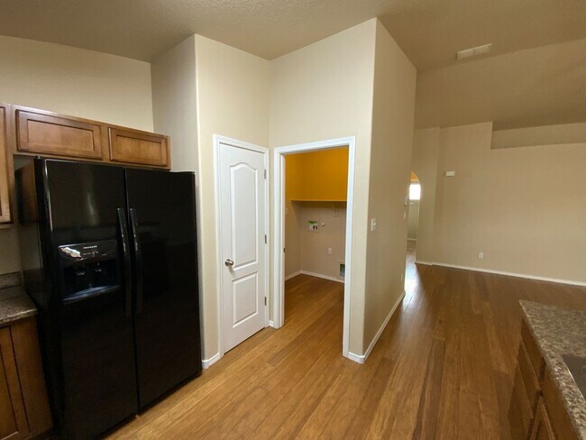 Building Photo - 3 Bedroom Single Story Home Available in T...
