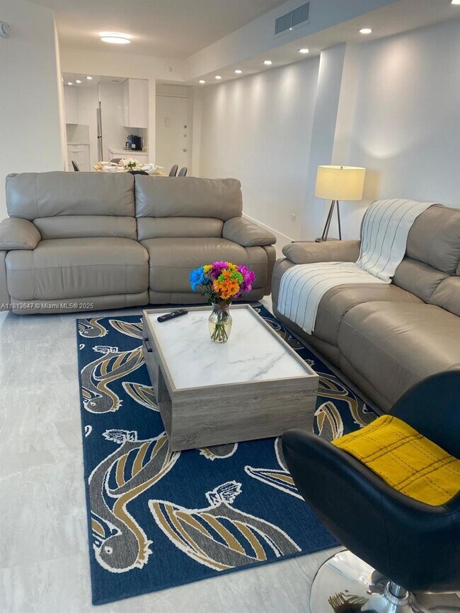 Building Photo - 825 Brickell Bay Dr