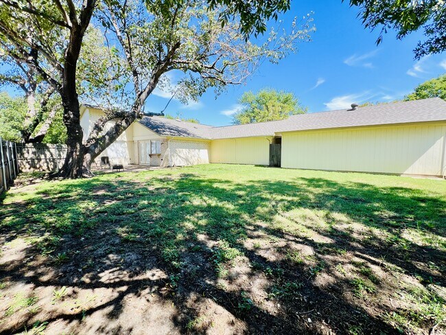 Building Photo - 2102 Richwood Dr