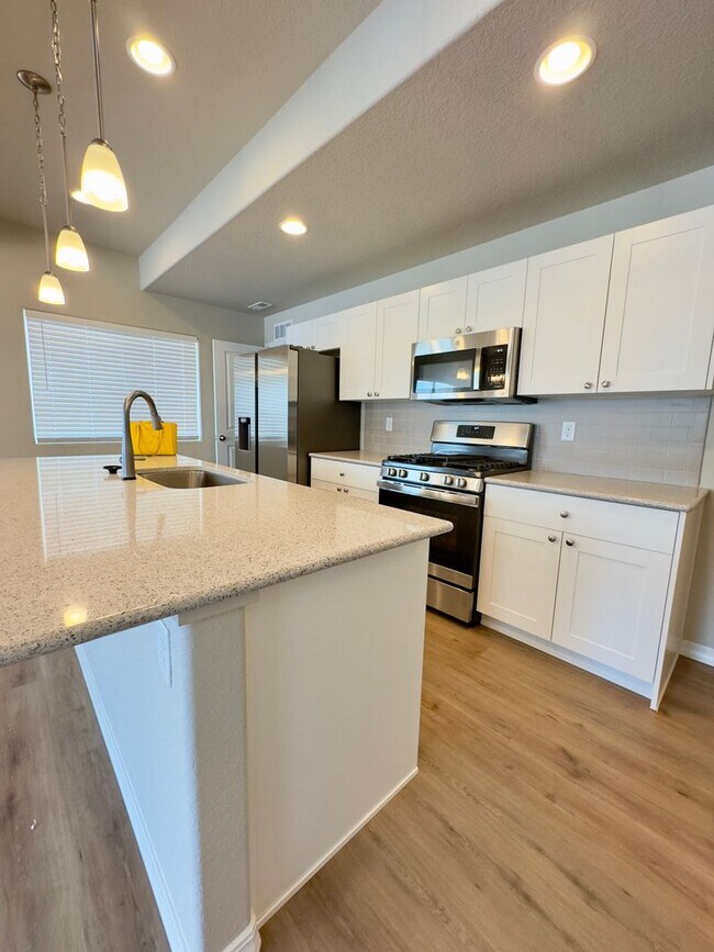 Building Photo - Move-In Ready Gem with Open Floor Plan & Prime Location