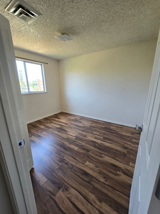 Building Photo - 3 bedroom 1 bath duplex