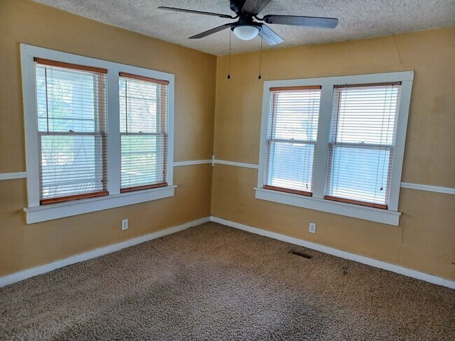 Building Photo - Cute 2 bedroom, 1 bathroom home on Southeast side
