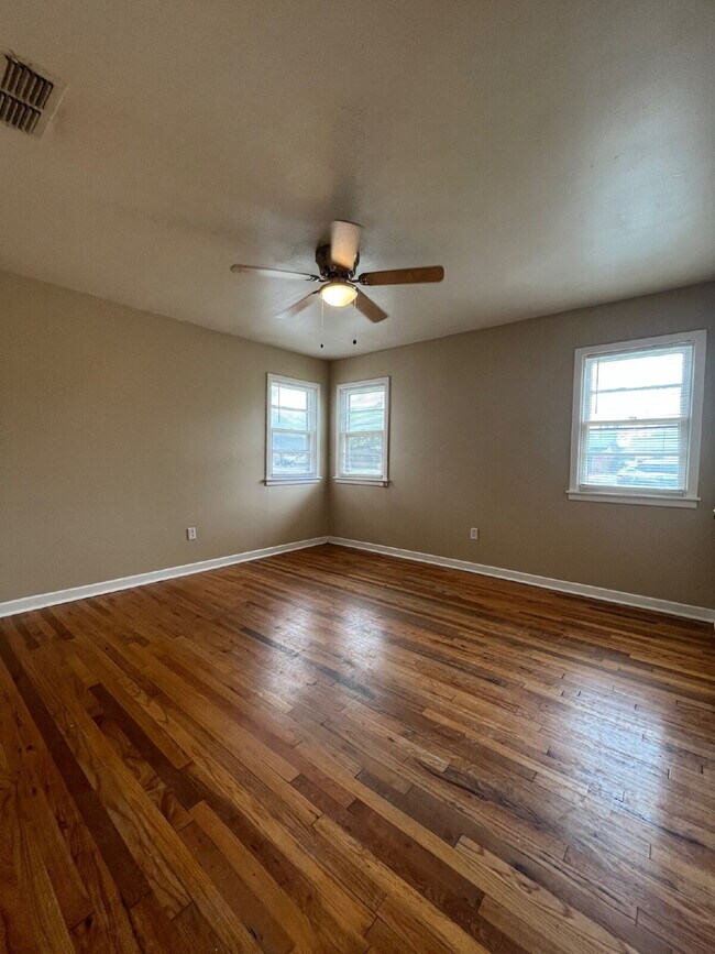 Building Photo - Cute 3 bedroom home with large backyard