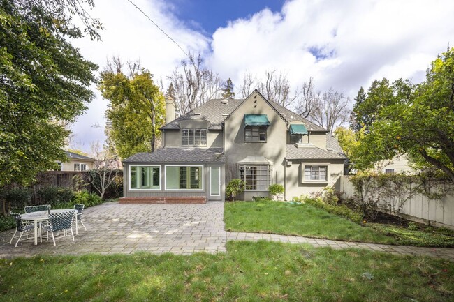 Building Photo - Stately Two Story Home w/ Serene Backyard in Crescent Park