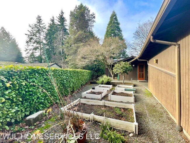 Building Photo - 4 br, 3.5 bath House - 8611 NE 26th Pl