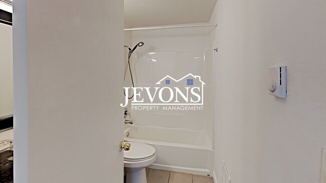 Building Photo - Charming duplex in a walkable location near the University of Puget Sound