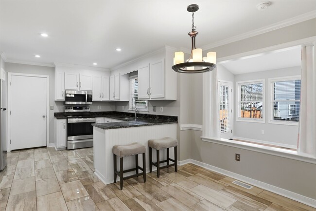 Building Photo - LOVELY 4 BEDROOM HOME IN MONACAN HILLS