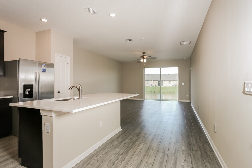 Building Photo - 1715 Party Pl