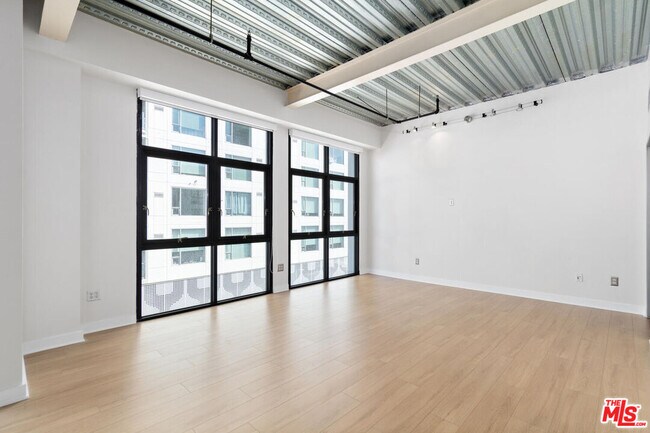 Building Photo - 330 W 11th St
