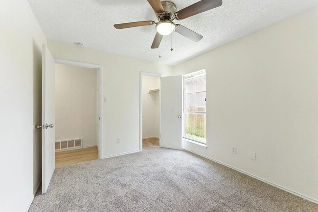 Building Photo - 6907 W Cleburne Rd