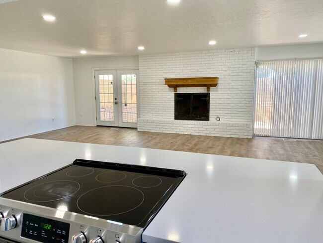 Building Photo - Large 3 Bed 2 Bath off NW 63rd & N. Villa ...