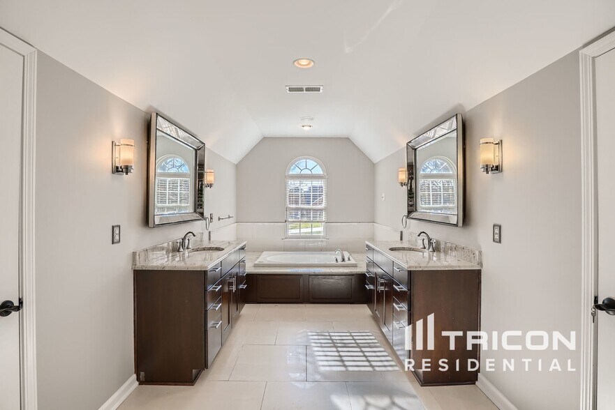 Building Photo - 15510 Robsart Ct