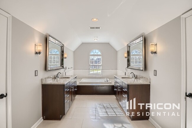 Building Photo - 15510 Robsart Ct