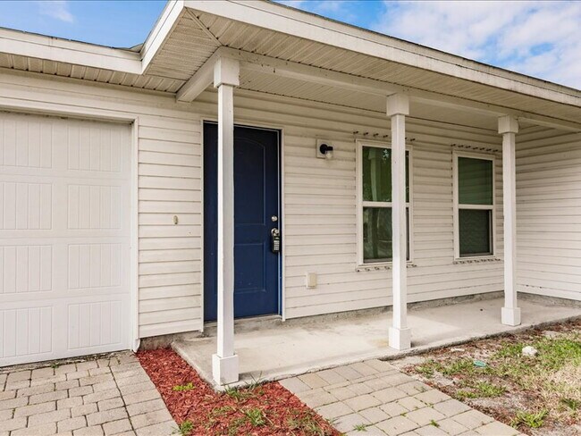 Building Photo - Your Season to Settle In – 3BR/2BA Duplex ...