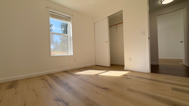 Building Photo - Lakeview 3 Bedroom Home with A/C , LVP Flo...